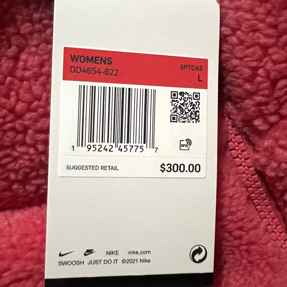 Nike Women’s Therma Fit Sherpa Puffer Loose Fit Jacket - Picture 15 of 16